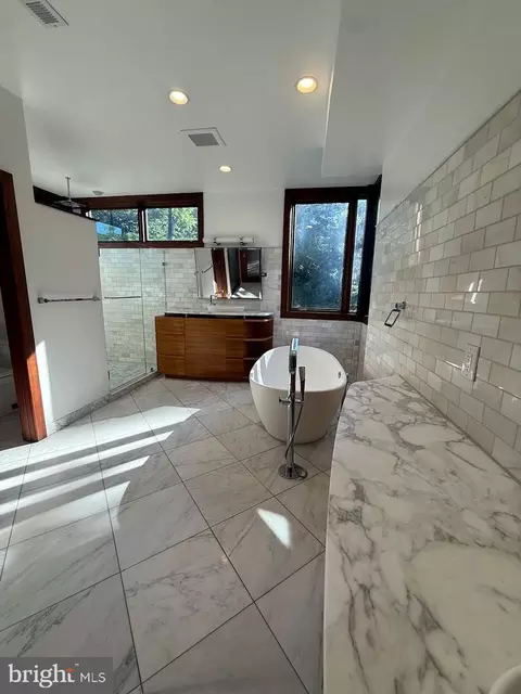 Bath - 10420 Oaklyn Dr, Potomac, MD 20854 photo 3 of 3