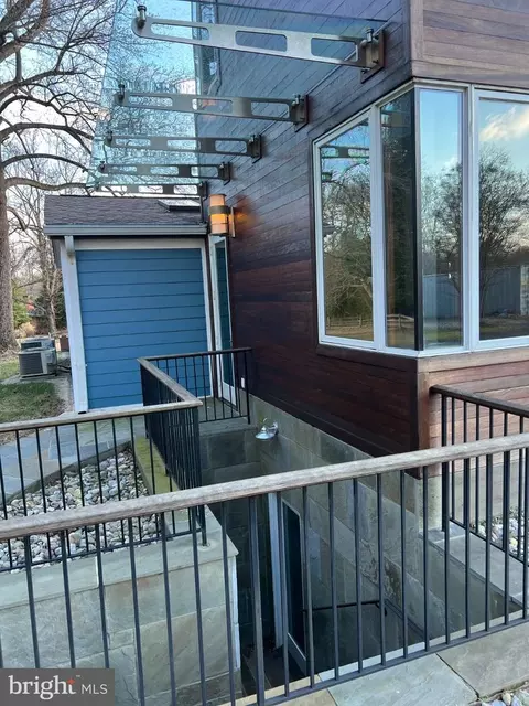 Exterior - 10420 Oaklyn Dr, Potomac, MD 20854 photo 4 of 8