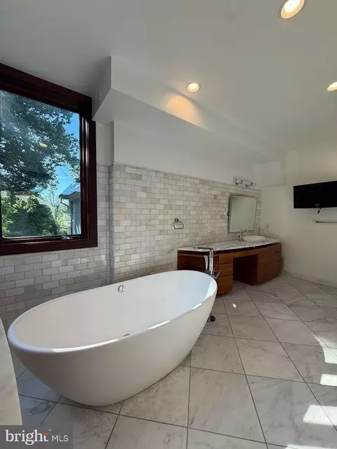 Bath - 10420 Oaklyn Dr, Potomac, MD 20854 photo 2 of 3