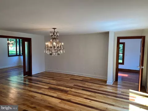 Living - 10420 Oaklyn Dr, Potomac, MD 20854 photo 3 of 3