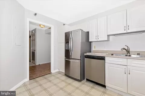 Kitchen - 14809 Pennfield Cir #309, Silver Spring, MD 20906 photo 2 of 3