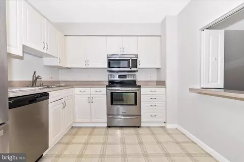 Kitchen - 14809 Pennfield Cir #309, Silver Spring, MD 20906 photo 3 of 3