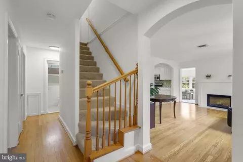 Entry Way - 10301 Crestmoor Dr, Silver Spring, MD 20901 photo 2 of 4