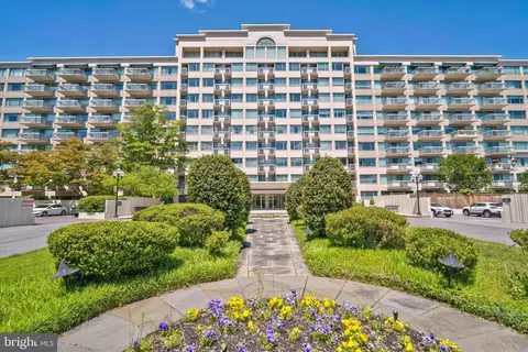 5450 Whitley Park Ter #301, Bethesda, MD 20814