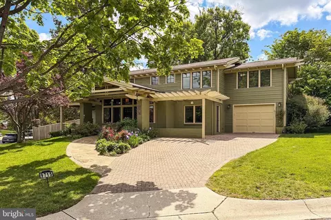 9715 De Paul Dr, Bethesda, MD 20817