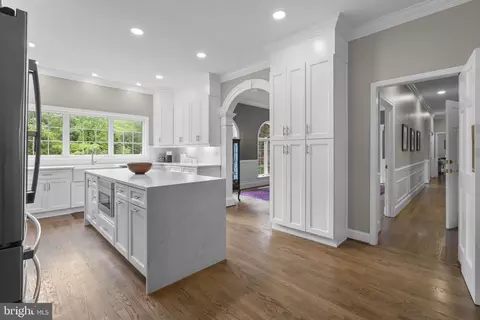 Entry Way - 650 Bryants Nursery Rd, Silver Spring, MD 20905 photo 3 of 10