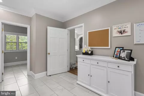 Entry Way - 650 Bryants Nursery Rd, Silver Spring, MD 20905 photo 4 of 10