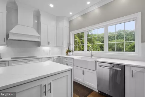 Kitchen - 650 Bryants Nursery Rd, Silver Spring, MD 20905 photo 2 of 5
