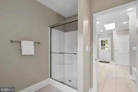 Entry Way - 650 Bryants Nursery Rd, Silver Spring, MD 20905 photo 5 of 10