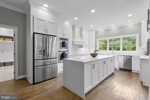 Kitchen - 650 Bryants Nursery Rd, Silver Spring, MD 20905 photo 4 of 5