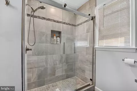 Bath - 604 Somersworth Way, Silver Spring, MD 20902 photo 2 of 4