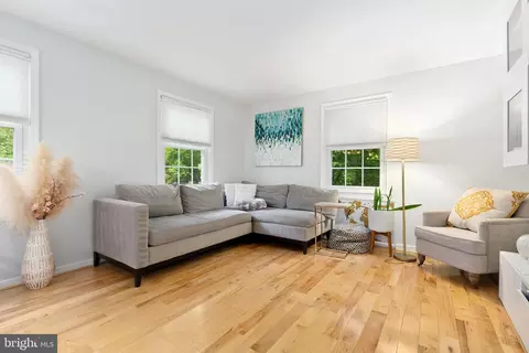 Living - 2212 Washington Ave #103, Silver Spring, MD 20910 photo 2 of 6