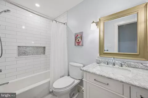 Bath - 14412 Sandy Ridge Rd, Silver Spring, MD 20904 photo 4 of 5