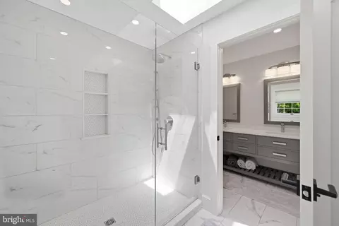 Bath - 14412 Sandy Ridge Rd, Silver Spring, MD 20904 photo 2 of 5