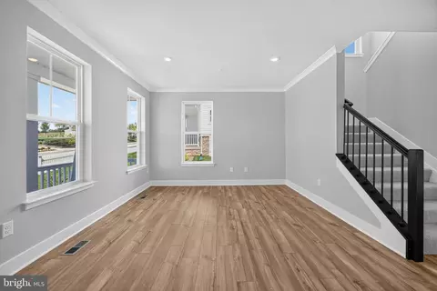 Living - 17049 Gathering St, Boyds, MD 20841 photo 4 of 4