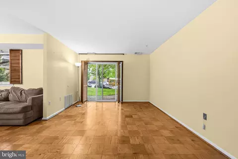 Living - 2305 Greenery Ln #T-2-3, Silver Spring, MD 20906 photo 2 of 7