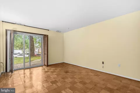 Living - 2305 Greenery Ln #T-2-3, Silver Spring, MD 20906 photo 3 of 7