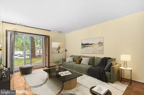 Living - 2305 Greenery Ln #T-2-3, Silver Spring, MD 20906 photo 4 of 7