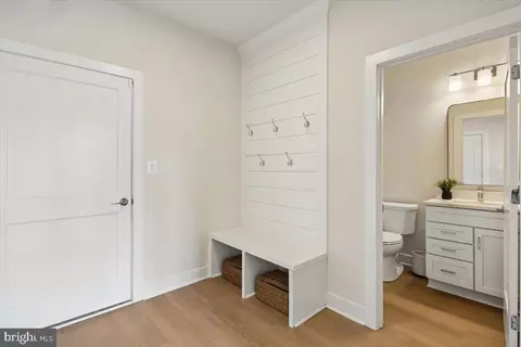 Entry Way - 104 Allen Ln, Poolesville, MD 20837 photo 3 of 11