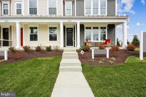 Exterior - 104 Allen Ln, Poolesville, MD 20837 photo 4 of 9