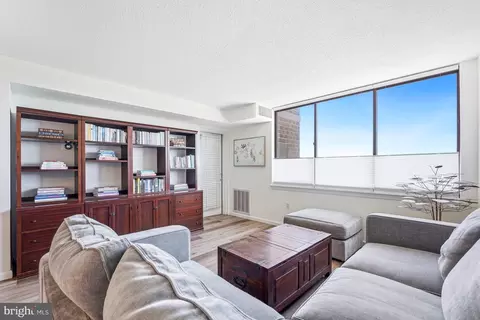 10101 Grosvenor Pl #910, Rockville, MD 20852