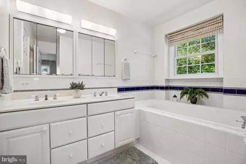 Bath - 1525 Arbor View Rd, Silver Spring, MD 20902 photo 2 of 6