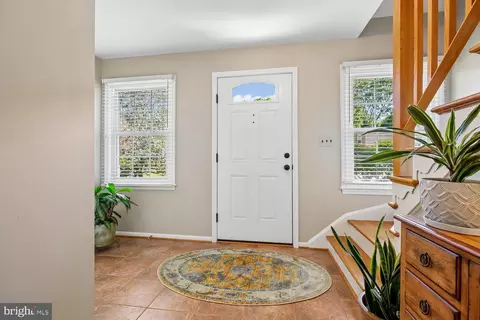 Entry Way - 1525 Arbor View Rd, Silver Spring, MD 20902 photo 3 of 11