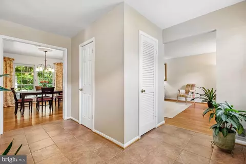 Entry Way - 1525 Arbor View Rd, Silver Spring, MD 20902 photo 5 of 11