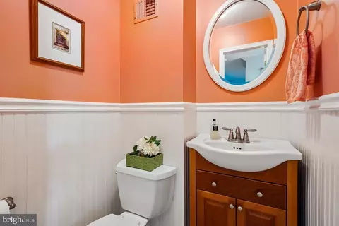 Bath - 1525 Arbor View Rd, Silver Spring, MD 20902 photo 1 of 6