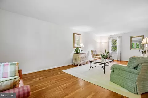 Living - 1525 Arbor View Rd, Silver Spring, MD 20902 photo 2 of 3