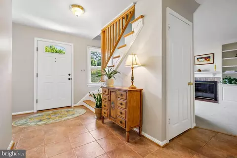 Entry Way - 1525 Arbor View Rd, Silver Spring, MD 20902 photo 6 of 11