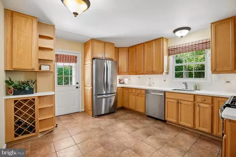 Kitchen - 1525 Arbor View Rd, Silver Spring, MD 20902 photo 2 of 4