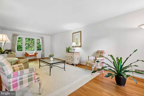 Living - 1525 Arbor View Rd, Silver Spring, MD 20902 photo 1 of 3