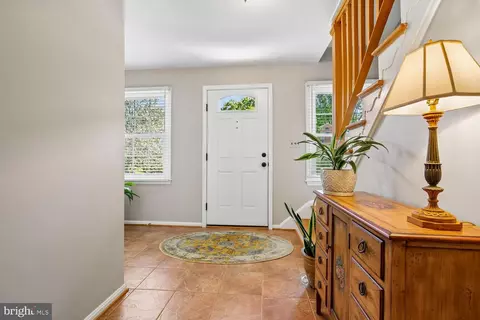 Entry Way - 1525 Arbor View Rd, Silver Spring, MD 20902 photo 4 of 11