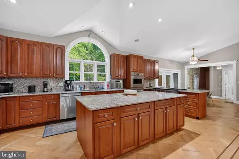 Kitchen - 15923 Mount Everest Ln, Silver Spring, MD 20906 photo 5 of 6