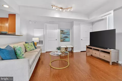 Living - 930 Wayne Ave #405, Silver Spring, MD 20910 photo 1 of 3
