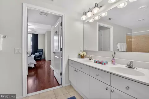 Bath - 930 Wayne Ave #405, Silver Spring, MD 20910 photo 1 of 2