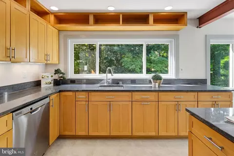 Kitchen - 17004 Woodale Dr, Ashton, MD 20861 photo 11 of 12