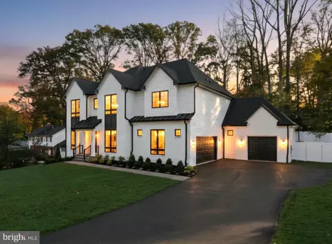 9205 Rosehill Dr, Bethesda, MD 20817