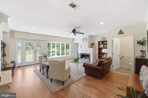Living - 19608 Gott St, Poolesville, MD 20837 photo 2 of 3