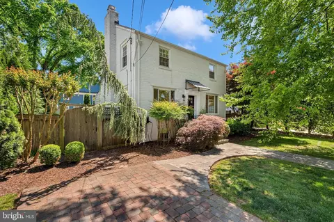 5804 Wyngate Dr, Bethesda, MD 20817