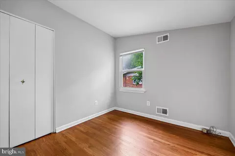 Bedroom - 11518 Charlton Dr, Silver Spring, MD 20902 photo 4 of 7