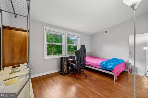 Bedroom - 11518 Charlton Dr, Silver Spring, MD 20902 photo 5 of 7