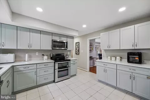 Kitchen - 11518 Charlton Dr, Silver Spring, MD 20902 photo 2 of 3
