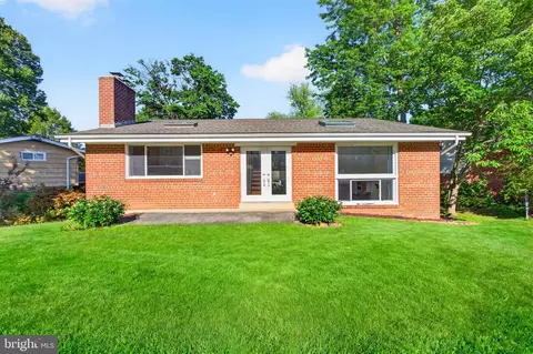 Exterior - 914 Kenbrook Ct, Silver Spring, MD 20902 photo 3 of 5