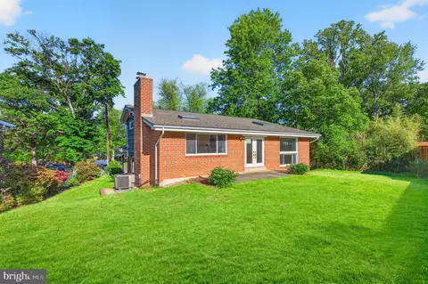 Exterior - 914 Kenbrook Ct, Silver Spring, MD 20902 photo 2 of 5