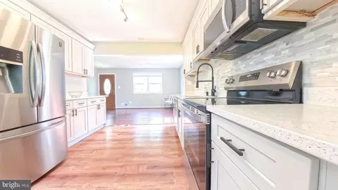 Entry Way - 11706 Hatcher Pl, Silver Spring, MD 20902 photo 2 of 5