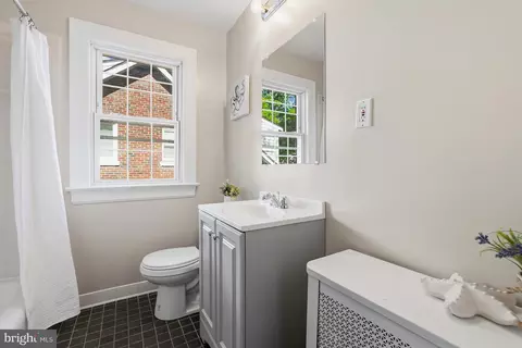 Bath - 816 Gist Ave, Silver Spring, MD 20910 photo 4 of 5