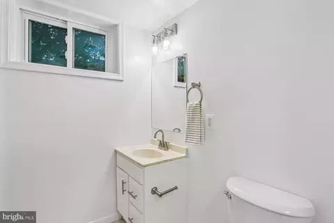 Bath - 907 Hoyt St, Silver Spring, MD 20902 photo 6 of 6