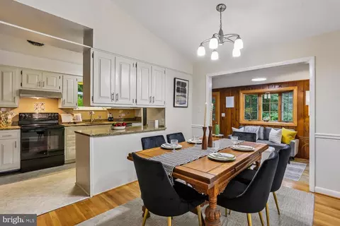 Dining - 907 Hoyt St, Silver Spring, MD 20902 photo 2 of 6
